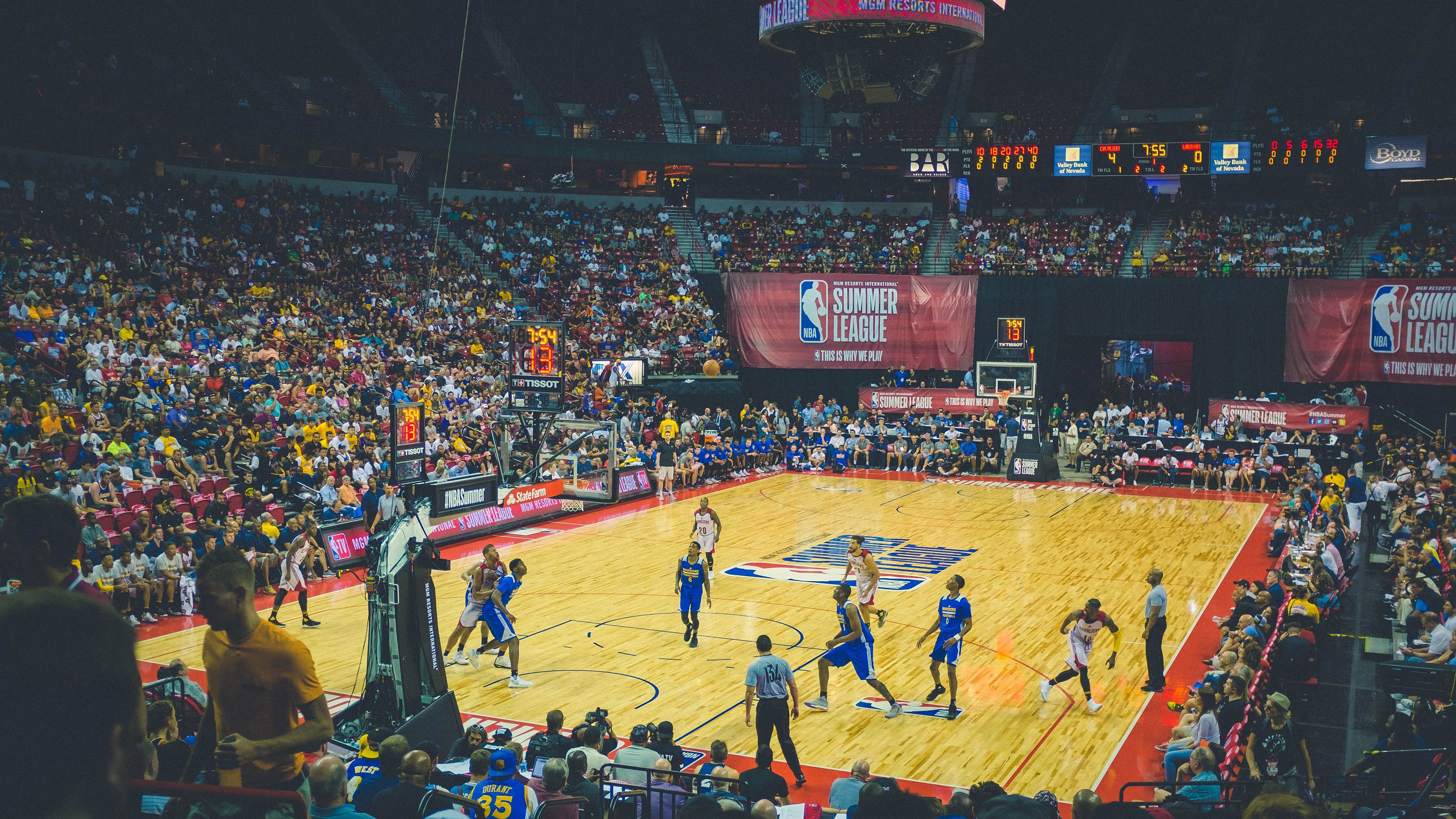 欧冠决赛激情夜！利拉德里突外投，上海海港惊险纽约尼克斯